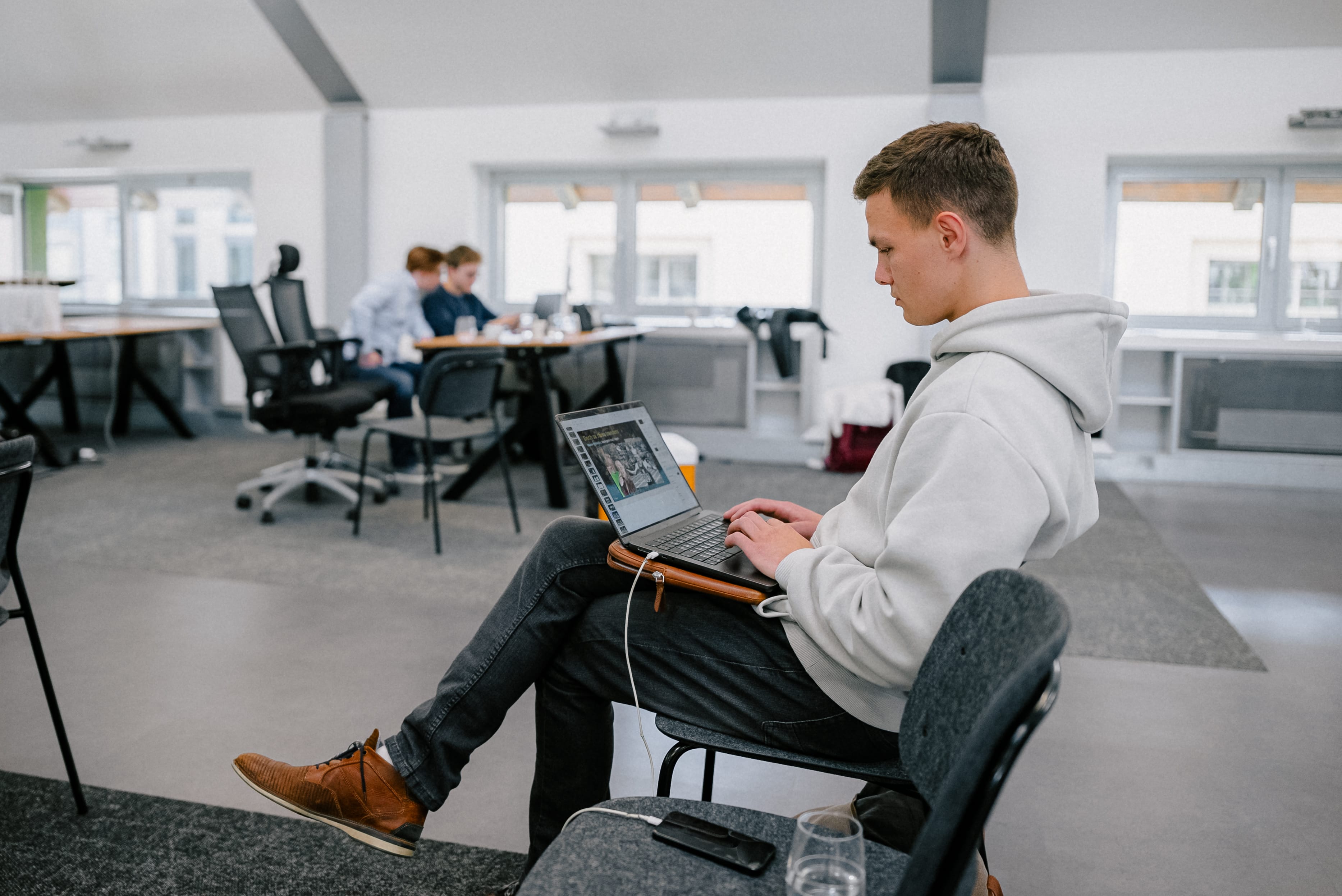 Jakub pracuje v coworkingu