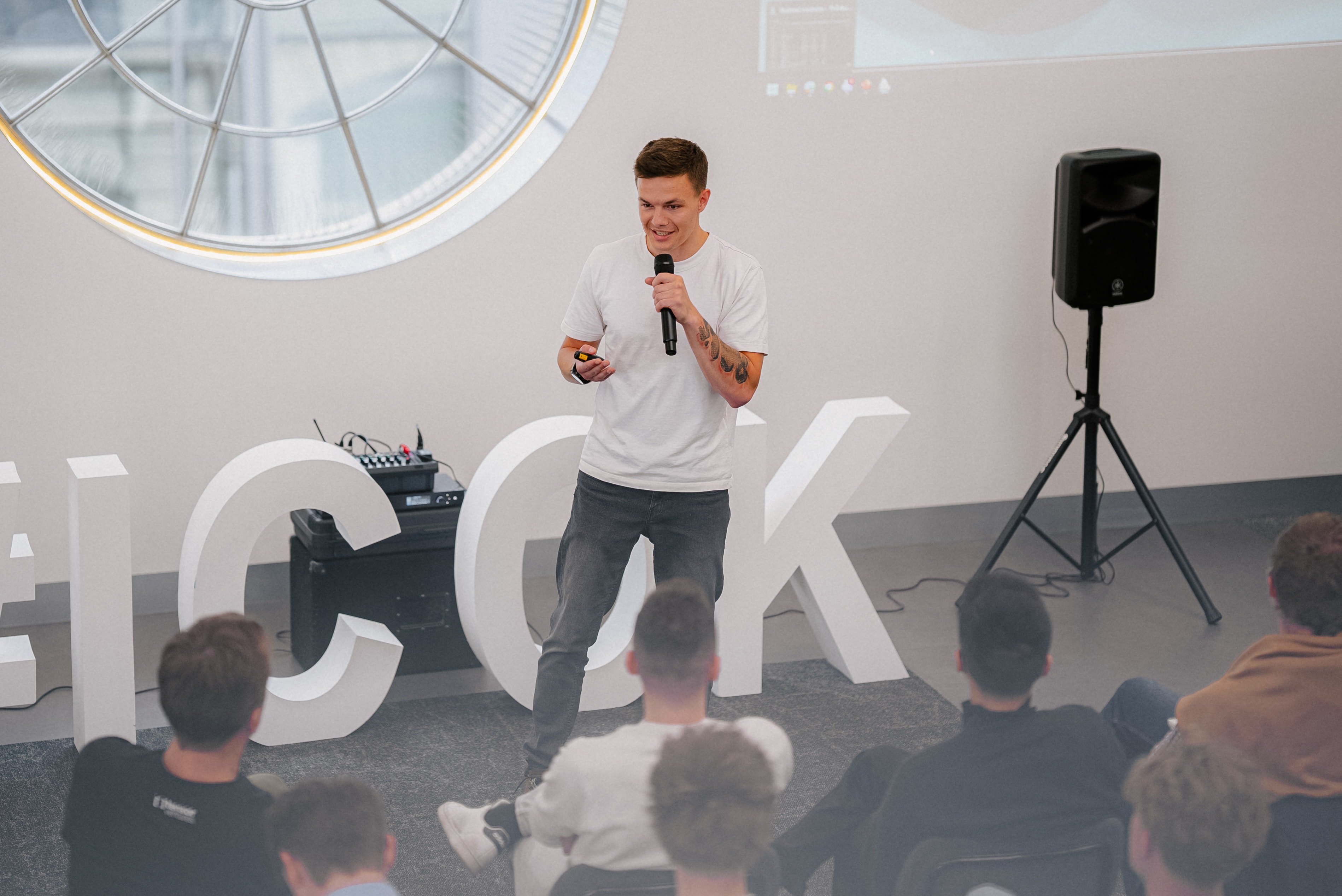 Jakub přednáší na pódiu ICOK