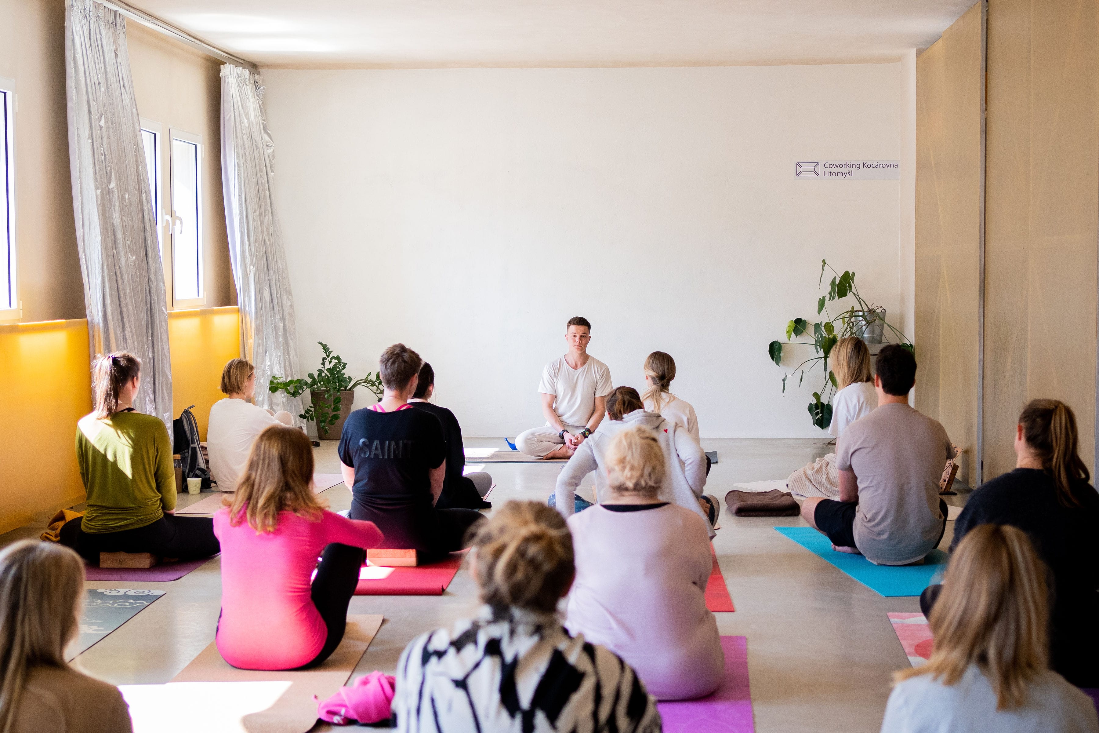 Jakub vede skupinovou meditaci ve studiu